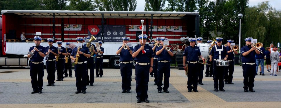 Na zdjęciu widoczni policjanci Orkiestry Policyjnej Komendy Wojewódzkiej Policji w Katowicach. 