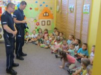 Policjanci z dziećmi o tym jak bezpiecznie spędzić wakacje