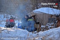 Policjanci pomagają potrzebującym przetrwać zimę