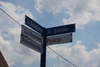 znak drogowy z kierunkami na Policję, Sąd, Al. Bielską