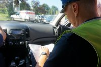 umundurowany policjant WRD wypisuje dokumentacje