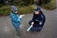 Policjantka rozmawia z chłopcem.