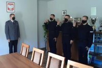 Trzech nowych funkcjonariuszy podczas uroczystego ślubowania w obecności Komendanta Miejskiego Policji w Tychach.