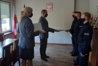 Trzech nowych funkcjonariuszy podczas uroczystego ślubowania w obecności Komendanta Miejskiego Policji w Tychach.