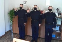Trzech nowych funkcjonariuszy podczas uroczystego ślubowania w Komendzie Miejskiej Policji w Tychach.