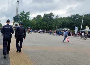Widoczny pomnik w parku &quot;Pod Żyrafą&quot;, dwóch policjantów.