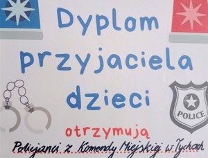 Na zdjęciu dyplom z napisem: Dyplom Przyjaciela Dzieci otrzymują Policjanci z Komendy Miejskiej Policji w Tychach.