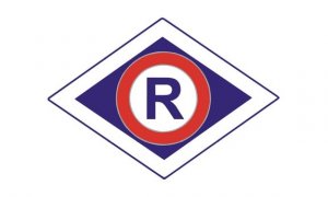 Logo Wydziału Ruchu Drogowego. Litera R w czerwonym kółku umieszczonym w granatowym rombie.