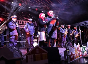 Na zdjęciu muzycy z Orkiestry Komendy Wojewódzkiej Policji w Katowicach oraz organizatorzy jarmarku.