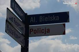Na zdjęciu drogowskaz z napisem Aleja Bielska, Policja.