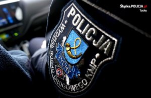 Na zdjęciu naszywka na policyjnym mundurze z napisem Policja Komenda Miejska Policji w Tychach