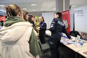 Na zdjęciu policjantki i uczestnicy podczas Tyskich Targów Pracy i Przedsiębiorczości.