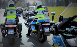 Na zdjęciu policjanci na motocyklach służbowych