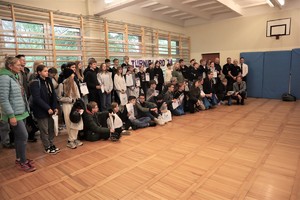 Zdjęcie grupowe uczestników, organizatorów oraz sędziów podczas Turnieju Bezpieczeństwa Ruchu Drogowego.