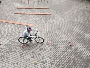 Na zdjęciu rowerzysta jadący po torze przeszkód podczas Turnieju Bezpieczeństwa Ruchu Drogowego.