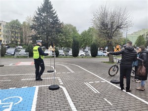 Na zdjęciu policjanci ruchu drogowego oraz uczestnicy na miasteczku rowerowym podczas Turnieju Bezpieczeństwa Ruchu Drogowego.