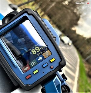 Na zdjęciu urządzenie do pomiaru prędkości, na którym wyświetlony jest wynik pomiaru 89 kilometrów na godzinę.